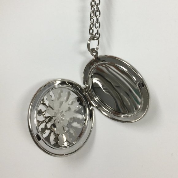 Locket Diffuser Essential Oil Necklace 24" Chain - Picture 3 of 9